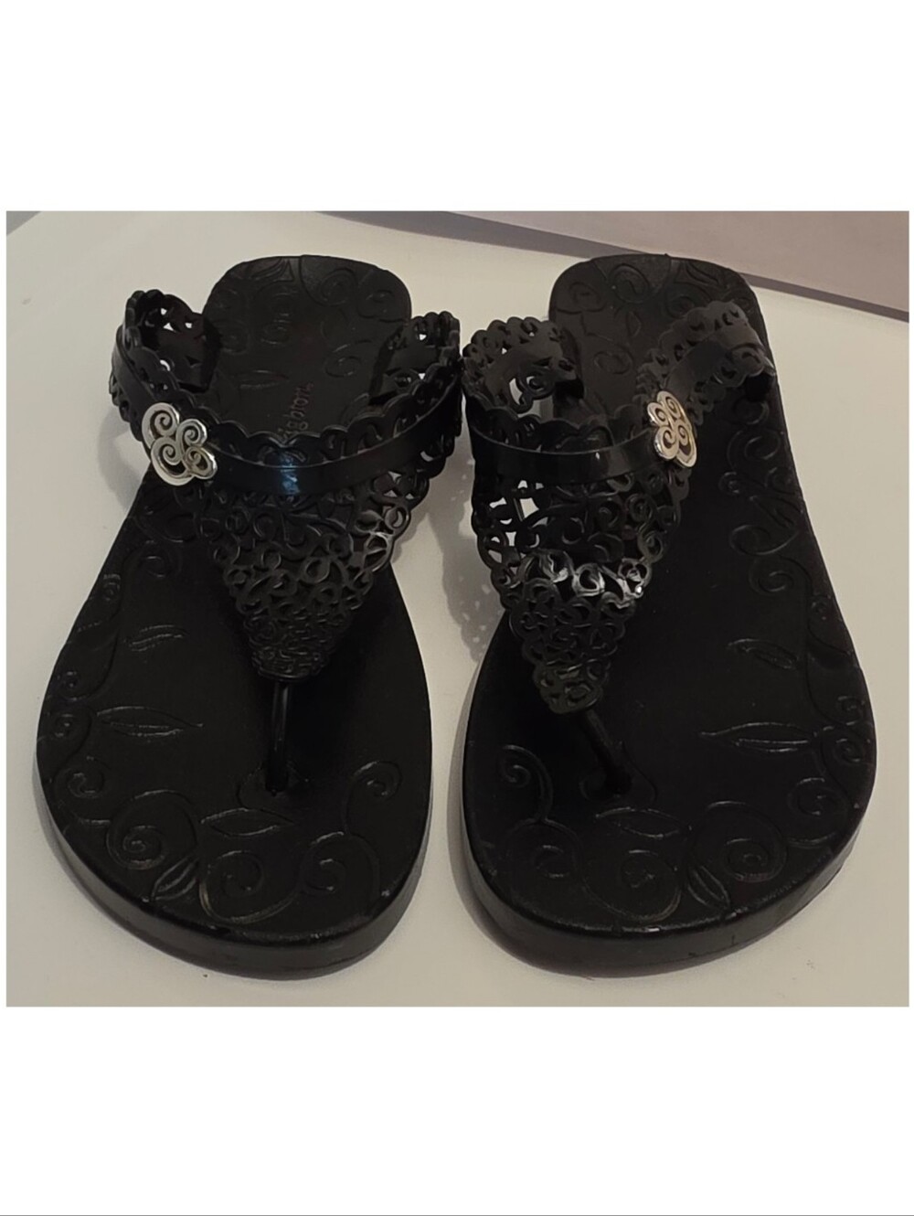 Brighton Womens Sz 9 Black Scroll Medallion EUC thongs sandals jelly flip-flops
